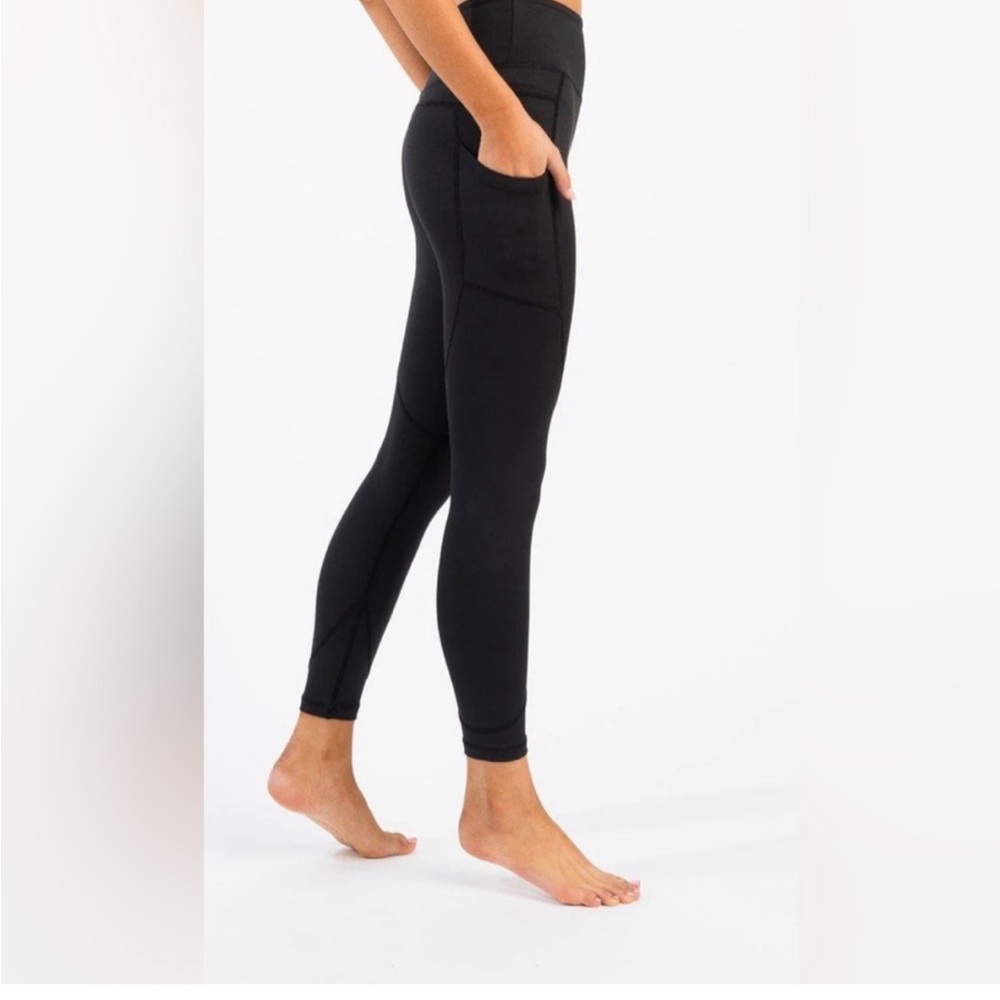 Zyia 7/8 Black Leggings with Pockets size 6-8 high compression